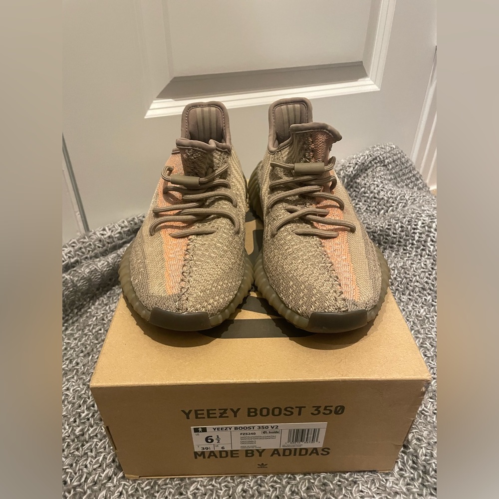 adidas Yeezy Boost 350 V2
Sand Taupe